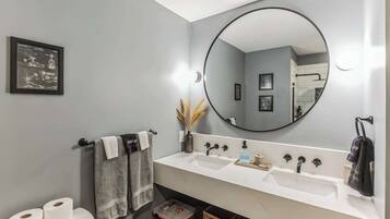 House, Multiple Beds, Balcony, Garden View | Bathroom | Designer toiletries, towels, toilet paper
