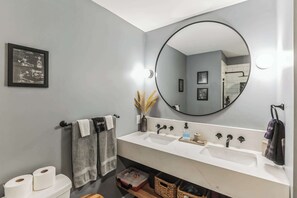 House, Multiple Beds, Balcony, Garden View | Bathroom - This Must Be the Place (Nashville)