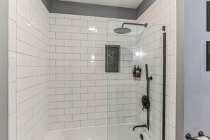 Huis, meerdere bedden, balkon, uitzicht op tuin | Badkamer | Designer toiletartikelen, handdoeken, toiletpapier