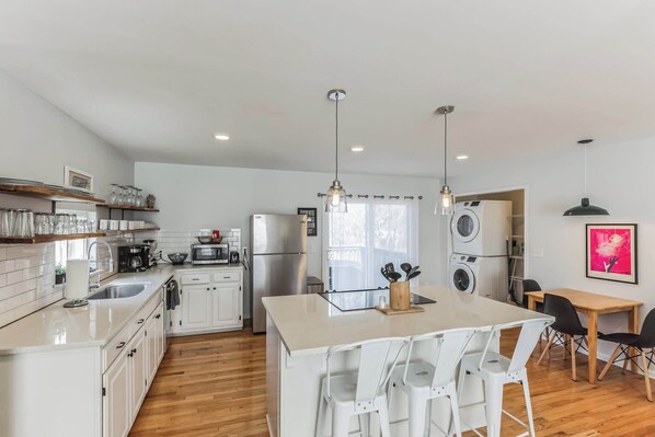 Casa, varias camas, balcón, vista al jardín | Cocina privada | Refrigerador, microondas, horno y parrilla de estufa