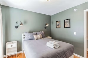 Casa, varias camas, balcón, vista al jardín | 3 habitaciones, decoración personalizada y muebles diferentes