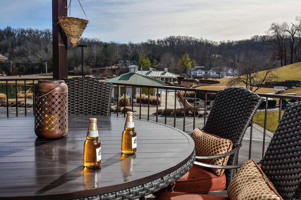Outdoor dining - Birdie's Bliss 2BR Condo Sleeps 6! (Lake Ozark)