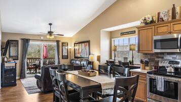 Condo, Multiple Beds, Pool Access | Private kitchen | Fridge, microwave, oven, stovetop