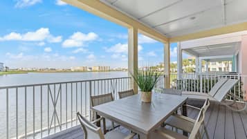 Casa, várias camas, varanda, vista para o jardim (Lafitte's Landing Lakeview Cottage) | Opções para refeição ao ar livre