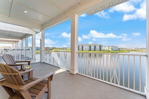Hus - flere senge - terrasse - udsigt til have (Lafitte's Landing Lakeview Cottage) | Overnatningsstedets område