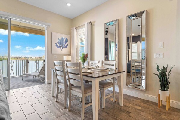 Hus - flere senge - terrasse - udsigt til have (Lafitte's Landing Lakeview Cottage) | Spiseområde