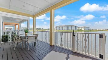 Talo, useita sänkyjä, patio, näköala puutarhaan (Lafitte's Landing Lakeview Cottage) | Ulkoruokailutilat