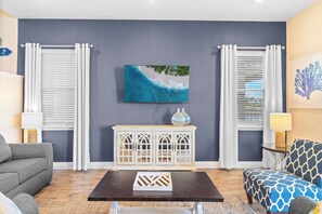 Ferienhaus, Mehrere Betten, Terrasse, Gartenblick (Lafitte's Landing Lakeview Cottage) | Wohnbereich