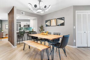 公寓客房, 多張床, 庭院, 高球場景觀 (River Rock Retreat) | 用餐區