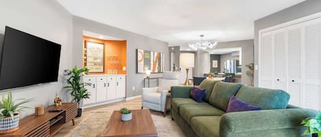 公寓客房, 多張床, 庭院, 高球場景觀 (River Rock Retreat) | 起居區 | 42-吋平面電視、數位頻道、壁爐