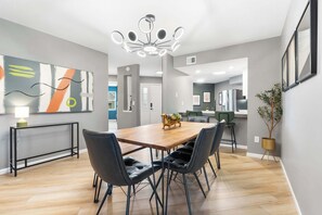 Lägenhet - flera sängar - uteplats - utsikt mot golfbanan (River Rock Retreat) | Restauranger