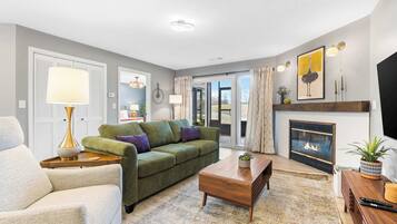 Kondominium, Beberapa Tempat Tidur, patio, pemandangan lapangan golf (River Rock Retreat) | Area keluarga | Televisi layar datar 42-inci dengan saluran TV digital dan perapian