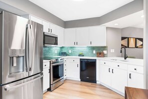 公寓客房, 多張床, 庭院, 高球場景觀 (River Rock Retreat) | 私人廚房 | 咖啡機/沖茶器