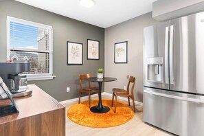 Bloc d'apartaments, diversos llits, pati, vistes al camp de golf (River Rock Retreat) | Cuina privada | Cafetera i tetera 