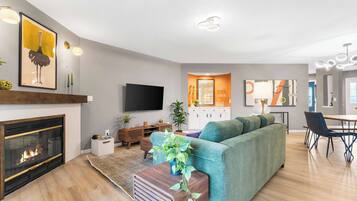 Condo, nhiều giường, sân hiên, quang cảnh sân golf (River Rock Retreat) | Khu phòng khách | TV màn hình phẳng 42-inch có truyền hình kỹ thuật số, lò sưởi