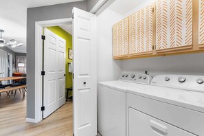 Bloc d'apartaments, diversos llits, pati, vistes al camp de golf (River Rock Retreat) | Interior