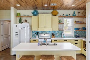 House, Multiple Beds, Patio, Pool View (Dockside) | Private kitchen | Fridge, microwave, oven, stovetop - Prime Location 5 Bedrooms Pool Sleeps 14 (Port Aransas)