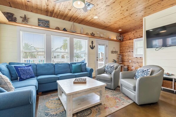 House, Multiple Beds, Patio, Pool View (Dockside) | Living area | 42-inch flat-screen TV with digital channels - Prime Location 5 Bedrooms Pool Sleeps 14 (Port Aransas)