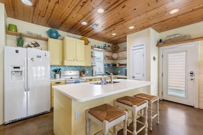 Maison, Plusieurs lits, patio, vue sur la piscine (Dockside) | Cuisine privée | Réfrigérateur, four à micro-ondes, un four, surface de cuisson