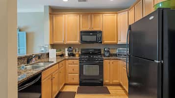 Condo, varias camas, balcón, vista a la alberca (Grande at Canal Retreat) | Cocina privada | Refrigerador, microondas, horno y parrilla de estufa