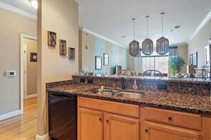 Condo, varias camas, balcón, vista a la alberca (Grande at Canal Retreat) | Interior