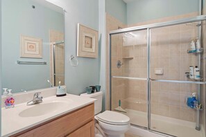 Appart'hĂŽtel, plusieurs lits, balcon, vue piscine (Grande at Canal Retreat) | Salle de bain | SĂšche-cheveux, serviettes fournies