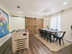 Casa, várias camas, banheira de imersão, vista para o jardim (Vibrant Getaway) | Opções para refeição
