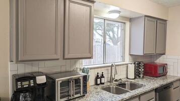 House, Multiple Beds, Hot Tub, Garden View (Vibrant Getaway) | Private kitchen | Fridge, microwave, oven, stovetop