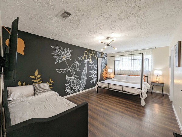 Casa, varias camas, hidromasaje, vista al jardín (Vibrant Getaway) | 4 habitaciones, decoración personalizada y muebles diferentes 