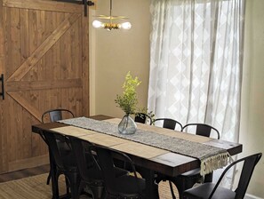 Ferienhaus, Mehrere Betten, Whirlpool, Gartenblick (Vibrant Getaway) | Speisen