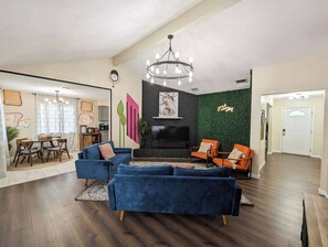 Casa, varias camas, hidromasaje, vista al jardín (Vibrant Getaway) | Área de sala de estar | Televisión de pantalla plana de 42 pulgadas con canales digitales 