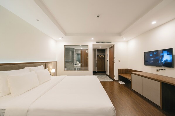 Luxury Double Room Single Use | Minibar, desk, soundproofing, free WiFi - Love St Hotel (Hanoi)