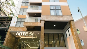 A multi-story hotel entrance with a staircase leading to the ground floor. - Love St Hotel (Hanoi)