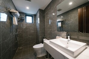 Deluxe-Zimmer | Badezimmer | Haartrockner, Hausschuhe, Bidet, Handtücher