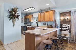 公寓式客房, 多张床, 阳台, 山景 (Par 7 Penthouse at StoneBridge Resort) | 私人厨房 | 茶具/咖啡用具