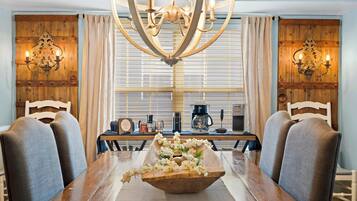 Apartamento, varias camas, balcón, vistas a la montaña (Par 7 Penthouse at StoneBridge Resort) | Restauración