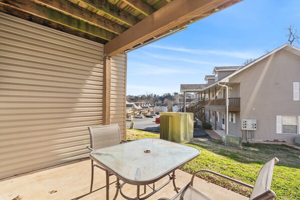 Condo, 1 cama Queen size, patio, vista al jardín (Windsor Cottage) | Restaurante al aire libre