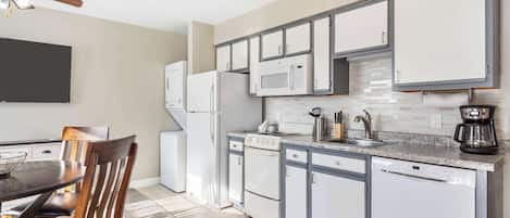 Condo, 1 cama Queen size, patio, vista al jardín (Windsor Cottage) | Cocina privada | Cafetera y tetera y comedor