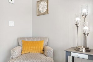 Condo, 1 Queen Bed, Patio, Garden View (Windsor Cottage) | Interior