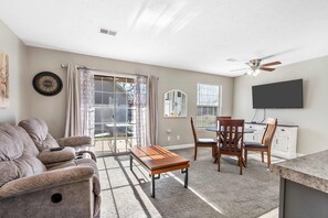 Condo, 1 Queen Bed, Patio, Garden View (Windsor Cottage) | Living area