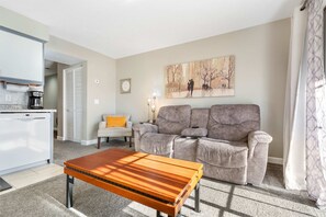 Condo, 1 Queen Bed, Patio, Garden View (Windsor Cottage) | Living area