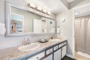 Condo, 1 cama Queen size, patio, vista al jardín (Windsor Cottage) | Baño | Tina con regadera, secadora de cabello, toallas 
