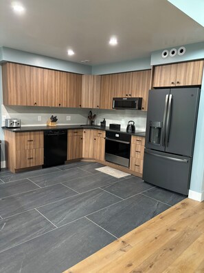 Kjøleskap, mikrobølgeovn, ovn og kokeplater