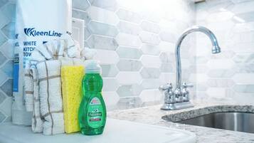 Studio, 1 King-Bett und Schlafsofa, Terrasse, Gartenblick (Seashell Shuffle at Pilot House) | Badezimmer | Duschwanne, Haartrockner, Handtücher