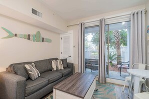 Estúdio, 1 cama King e sofá-cama, varanda, vista para o jardim (Seashell Shuffle at Pilot House) | Área de estar | TV de tela plana 42 polegadas com canais digitais