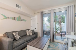 开间, 1 张特大床和 1 张沙发床, 露台, 花园景观 (Seashell Shuffle at Pilot House) | 起居区 | 42-英寸纯平电视（配备数码频道）