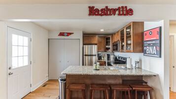 Casa, 2 camas Queen size, cocina, vista al jardín | Cocina privada | Refrigerador, microondas, horno y parrilla de estufa