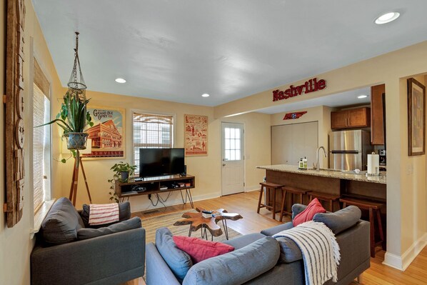 Hus - 2 queensize-sängar - kök - utsikt mot trädgården | Vardagsrum | Tv