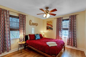 Hus - 2 queensize-sängar - kök - utsikt mot trädgården | Utsikt från rummet