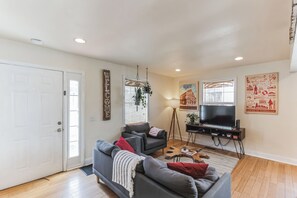 Rumah, 2 Tempat Tidur Queen, dapur, pemandangan kebun | Area keluarga | TV